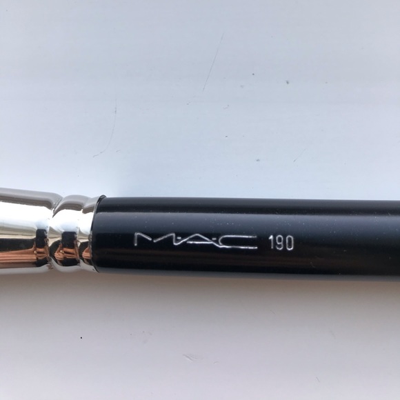 MAC Cosmetics 190 Foundation Brush - Picture 3 of 4